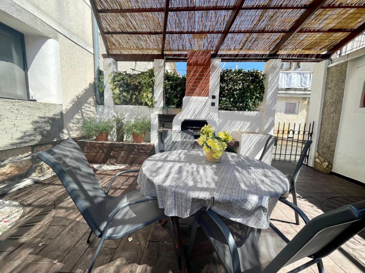 Apartment Mila With Jacuzzi Spa Pula Exterior photo
